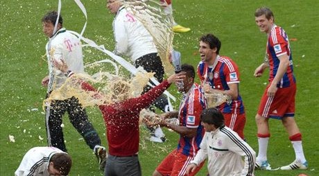 Pizarro kicks Off Bayern Celebrations