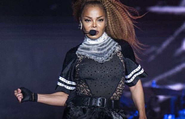 Fans accuse Janet Jackson of lip-syncing at concert
